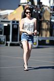 Emma_Roberts-candids_from_Valentines_Day-HQ_Pictures_010