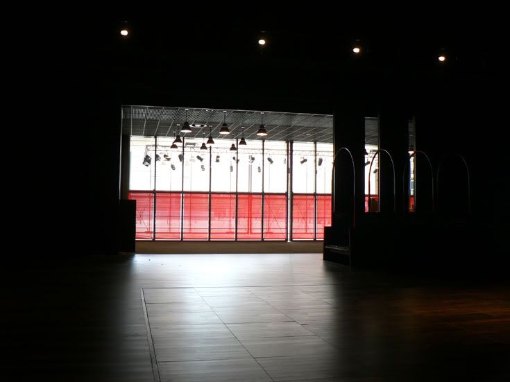 http://i81.photobucket.com/albums/j208/renarddesvolumes/citeinternationale/amphi10_vueplace01.jpg