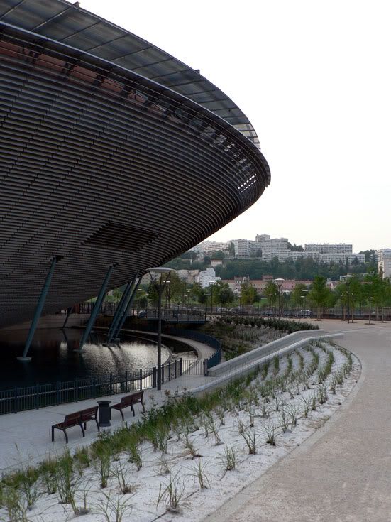 http://i81.photobucket.com/albums/j208/renarddesvolumes/citeinternationale/soucoupe05.jpg