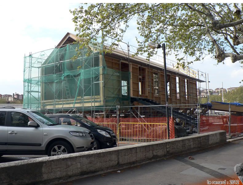 http://i81.photobucket.com/albums/j208/renarddesvolumes/lyonpresquile/Maison-du-projet-Rives-de-Saone_120413_02.jpg