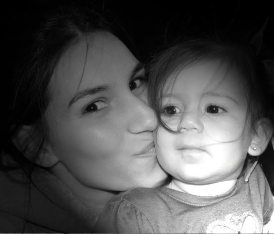 IMAGE: http://i81.photobucket.com/albums/j211/harrow17/lisagabby.jpg